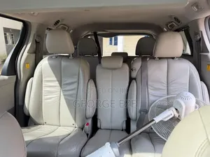 2011 Toyota Sienna Red
