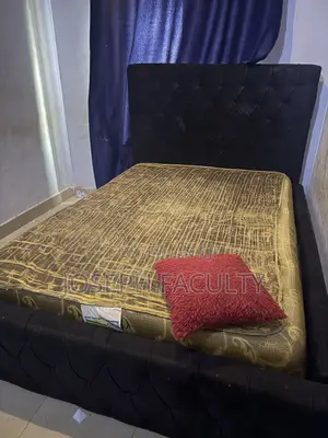 Amfani da Bedstand da Mattress na Home Interiors