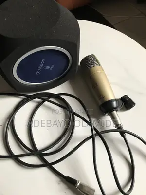 Behringer C-1 Condenser Microphone with Sound Booth