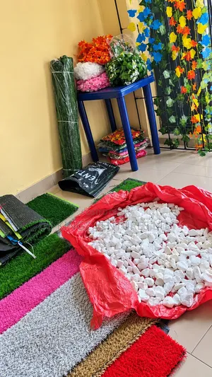 Kayan Kwalliya: Farar Dutse, Artificial Grass, Furanni & Kayan Adon