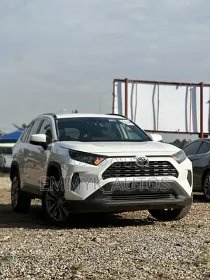 2021 Toyota RAV4 LE White