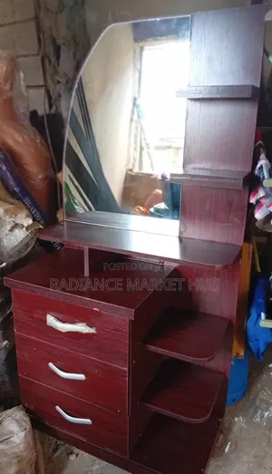 Kayan Kwanciya Mai Leda 3 Da Shelves Da Madubi (Amfani)
