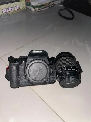 Canon EOS 700D DSLR Kamera da 18-55mm Lens & Flash