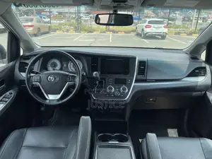 2015 Toyota Sienna SE Premium 8-Passenger Minivan