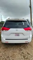 Toyota Sienna 2014 White - 2