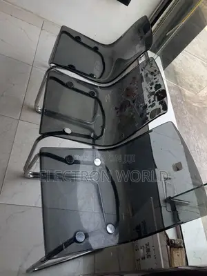 Kujera Mai Haske Launin Smoke Grey Da Tsarin Chrome