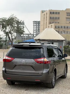 Toyota Sienna XLE Premium AWD (3.5L) 2018 Grey