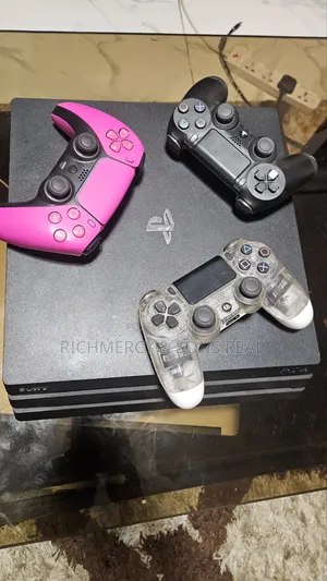 PlayStation 4 Pro tare da Wasanni 8
