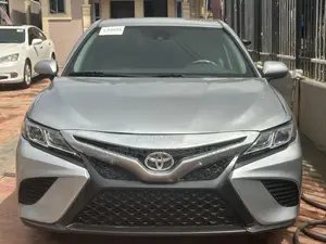 2018 Toyota Camry SE FWD (2.5L) Grey