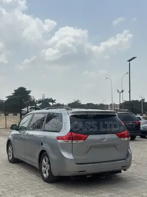 Toyota Sienna 2011 Launin Azurfa
