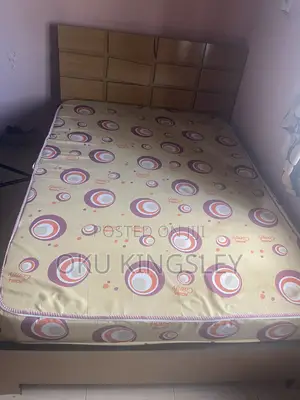 Amfani da Home Interiors Bed Frame tare da Foam