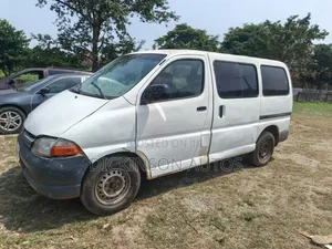 Toyota HiAce Bus ta 2004