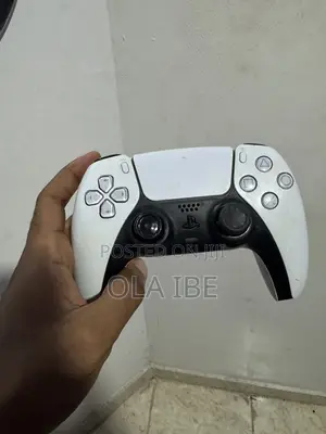 PS5 Fitar Farar Hannun Wasa