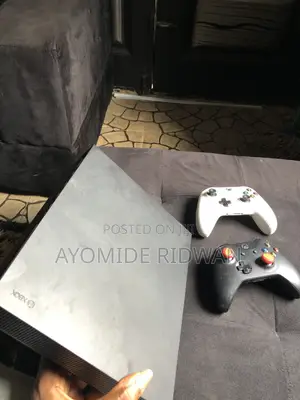 Xbox One X 1TB tare da Wasanni 13 & Masu Sarrafa 2