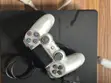 PS4 Slim 500GB Mai Tsabta + Wasanni & Controller - 5