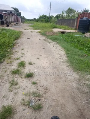 Cikakken Filin Dawa da Gidan Bungalow a Igando
