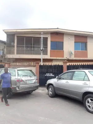 Gidan Kwalta 3 Bedroom A kan Titin Obafemi Awolowo, Ikeja