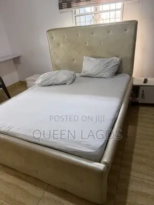 Bedframe Mai Girman 5x6 na Fata da Katifa da Tables