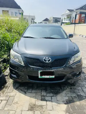 2011 Toyota Camry SE V6 Sedan - Gray