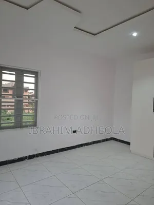 3 Bedroom Apartment don haya a Arowojobe Estate, Mende